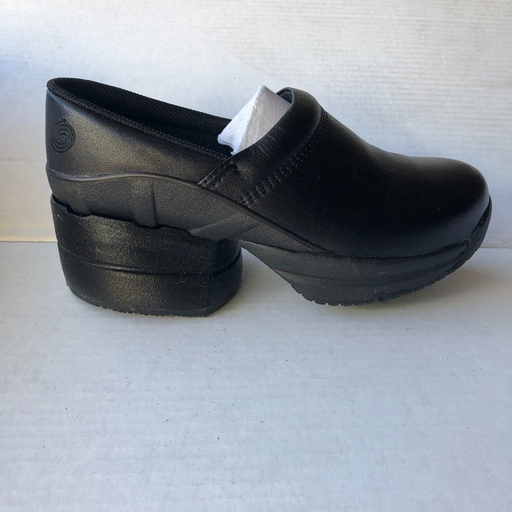 NWT Fabulous Z-Coil Black Leather Clogs Size 6W